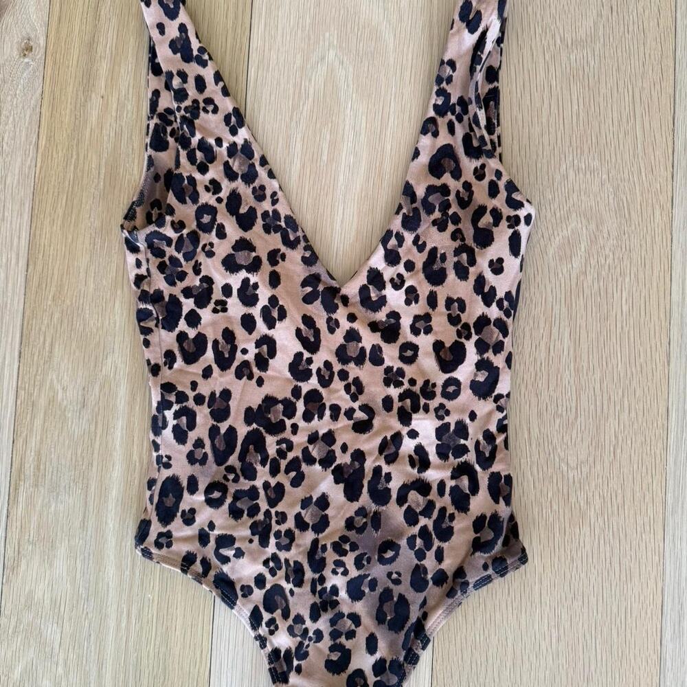 Aritzia babaton leopard v neck